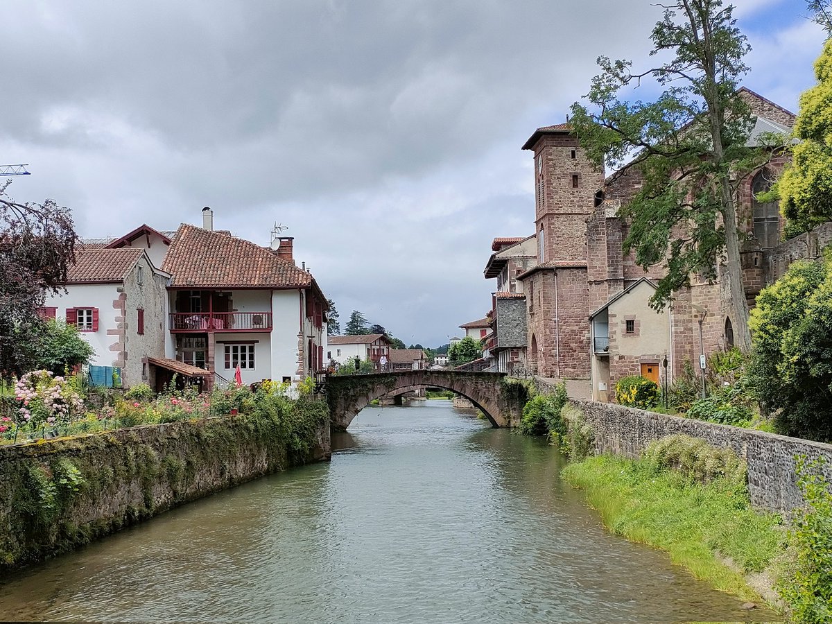 vivelavidaroca's tweet photo. 📍#SaintJeanPieddePort. #PaisVascoFrances
🤩En la lista de #LesPlusBeauxVillagesdeFrance
👉🏻Rodeada por #murallas tiene un #CascoAntiguo que no te puedes perder.
😋No te vayas sin probar el #GateauBasque
👌🏼#Descubre el Sur de #Francia con las guías #AnayaTouring y #HomeExchange. https://t.co/aDIy30IinU