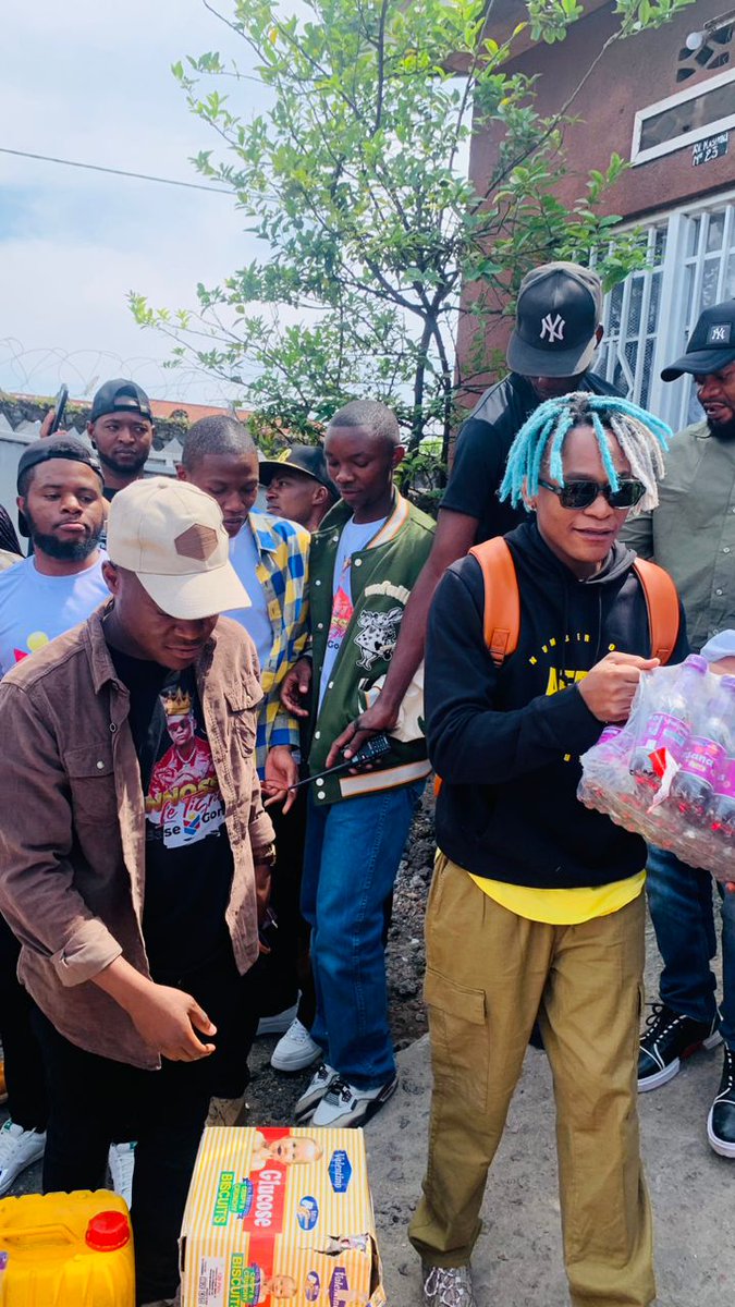 kabumba_justin's tweet photo. #RDC🇨🇩 L'artiste musicien @officialinnossb' a regagné #Kinshasa ce dimanche après un bref séjour à #Goma. Avant de quitter son fief natal, #INNOSS'B a visité l'orphelinat #GunGunna, une maison qui héberge des nombreux enfants orphelins dont leurs parents ont été tués dans la guerre du #M23. Sur place, le jeune artiste à remis un lot important de vivres et non vivres aux orphelins en signe d'amour et d'unité. Une action saluée par la coordinatrice de l'orphelinat, madame #Carolie. Pour rappel, les deux concerts humanitaires de l'artiste qui étaient prévus à #Goma le 30 juin et 1 juillet ont été annulés par l'organisation, peu avant les autorités locales avaient déjà reporté ces derniers à une date ultérieure pour des raisons sécuritaires.