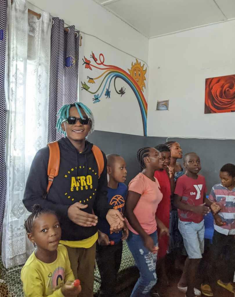 kabumba_justin's tweet photo. #RDC🇨🇩 L'artiste musicien @officialinnossb' a regagné #Kinshasa ce dimanche après un bref séjour à #Goma. Avant de quitter son fief natal, #INNOSS'B a visité l'orphelinat #GunGunna, une maison qui héberge des nombreux enfants orphelins dont leurs parents ont été tués dans la guerre du #M23. Sur place, le jeune artiste à remis un lot important de vivres et non vivres aux orphelins en signe d'amour et d'unité. Une action saluée par la coordinatrice de l'orphelinat, madame #Carolie. Pour rappel, les deux concerts humanitaires de l'artiste qui étaient prévus à #Goma le 30 juin et 1 juillet ont été annulés par l'organisation, peu avant les autorités locales avaient déjà reporté ces derniers à une date ultérieure pour des raisons sécuritaires.