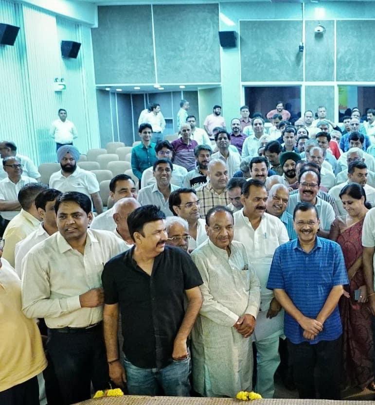 cti4india's tweet photo. साथ ही लाखों लोगों को रोजगार मिलेगा।

इस संबंध में माननीय मुख्यमंत्री अरविंद केजरीवाल जी और माननीय मंत्री सौरभ भारद्वाज जी ने इन क्षेत्रों के उद्यमियों से मुलाकात की। @brijeshgoyalaap 

#brijeshgoyal
#Cti https://t.co/ksEqMITFlL
