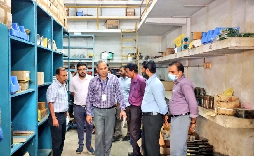 drm_tvc's tweet photo. Ensuring Reliable Loco Maintenance for Efficient Rail Service! Shri S M Sharma DRM/TVC along with Sr.DEN/ North & CDO/ERS inspected Diesel Shed #Ernakulam today.
#IndianRailways #Locomotive #Maintenance #SystemImprovements #Mechanic #TeamTVC https://t.co/SDRVH7FLxz