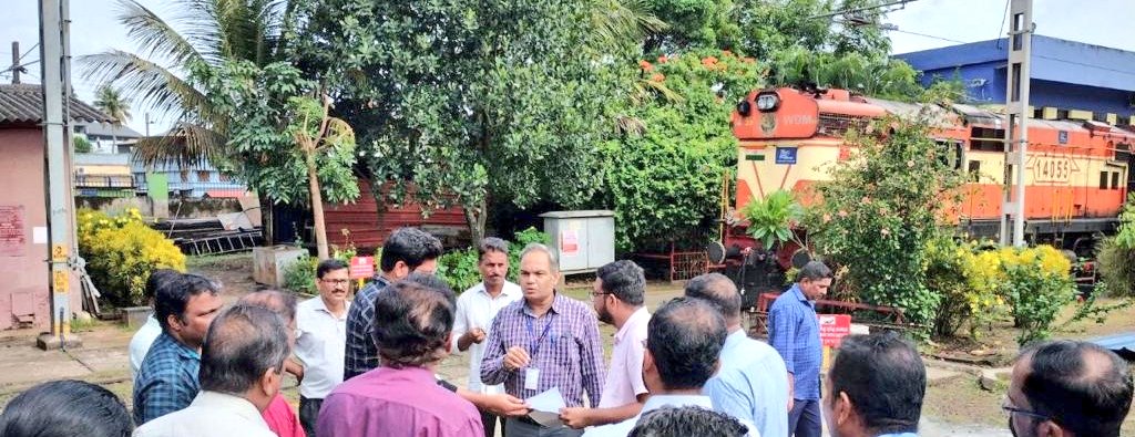 drm_tvc's tweet photo. Ensuring Reliable Loco Maintenance for Efficient Rail Service! Shri S M Sharma DRM/TVC along with Sr.DEN/ North & CDO/ERS inspected Diesel Shed #Ernakulam today.
#IndianRailways #Locomotive #Maintenance #SystemImprovements #Mechanic #TeamTVC https://t.co/SDRVH7FLxz