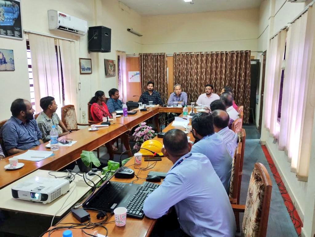 drm_tvc's tweet photo. Inspiring interactions fostering motivated human resources! DRM/TVC interacted with the officers and railway personnel at Diesel Shed, #Ernakulam as a part of persistent efforts to improve rail operations. #IndianRailways #transformation #HumanResources #TeamTVC https://t.co/QxzJE88K8f