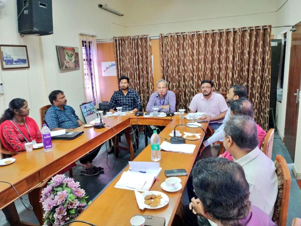 drm_tvc's tweet photo. Inspiring interactions fostering motivated human resources! DRM/TVC interacted with the officers and railway personnel at Diesel Shed, #Ernakulam as a part of persistent efforts to improve rail operations. #IndianRailways #transformation #HumanResources #TeamTVC https://t.co/QxzJE88K8f