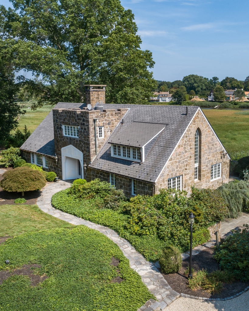 wpsir's tweet image. Introducing The Marsh House, a remarkable waterfront estate located at 1 Neck Road. 

Learn more via the link below.
wpsir.co/1NeckRoad
⁠⁠
#WPSIRListings #WPSIROldLyme #WPSIRTheShoreline #BeyondTheCity #WPSIR #SothebysRealty #TheShoreline