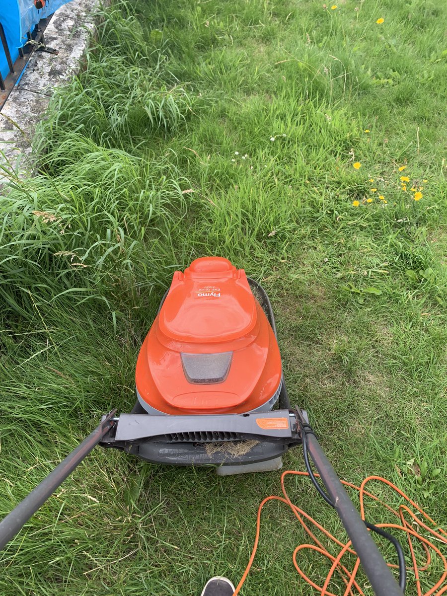 kyle_h220's tweet photo. Todays machine is far less exciting ๐ #Flymo https://t.co/KAAYXZ63bV