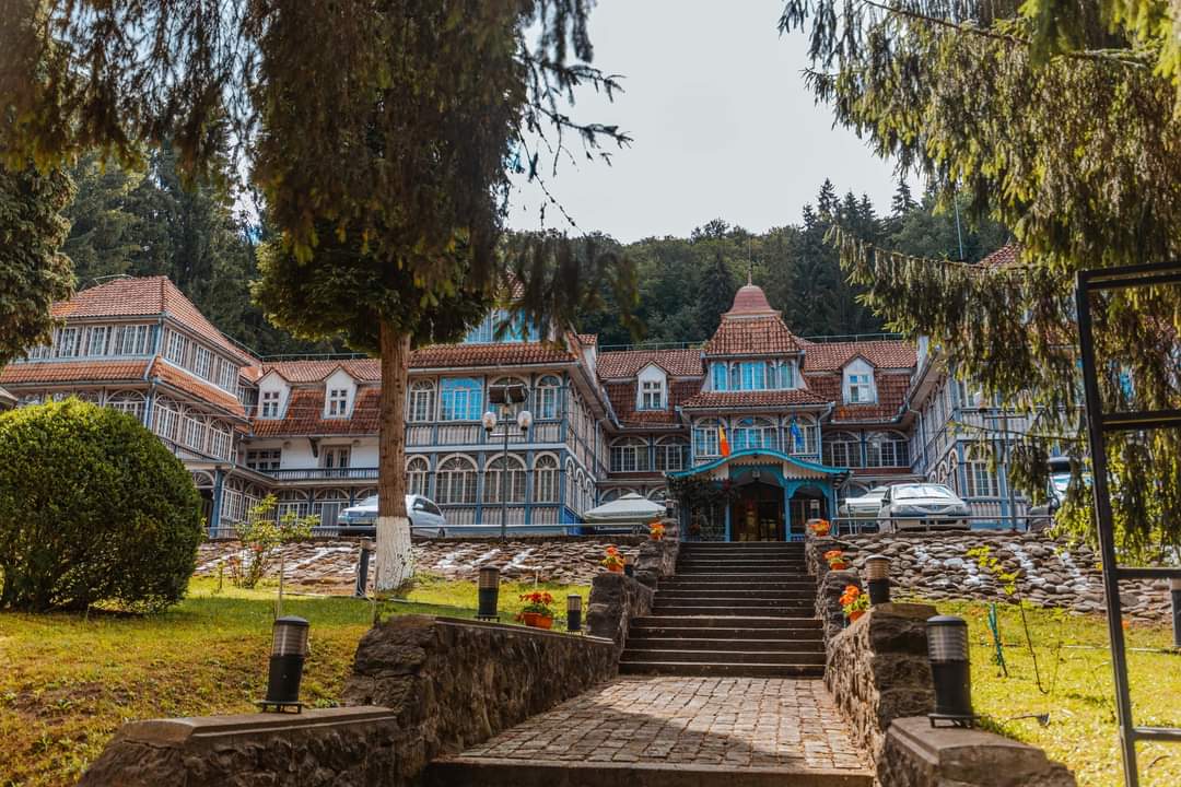 Travel_2Romania's tweet photo. Sovata - 𝗮 𝗿𝗲𝗹𝗮𝘅𝗶𝗻𝗴 𝘄𝗮𝗹𝗸 𝗶𝗻 𝘁𝗵𝗲 𝗿𝗲𝘀𝗼𝗿𝘁 🚶‍♀️🚶‍♂️#Mures
The Lacul Ursu is by no means the only attraction in #Sovata Between treatments or baths you can take a stroll through the streets of the #resort 🏘⛪️#architecture
https://t.co/XBo1GcBxIj
#DiscoverRomania https://t.co/jZ1jUBhIsg