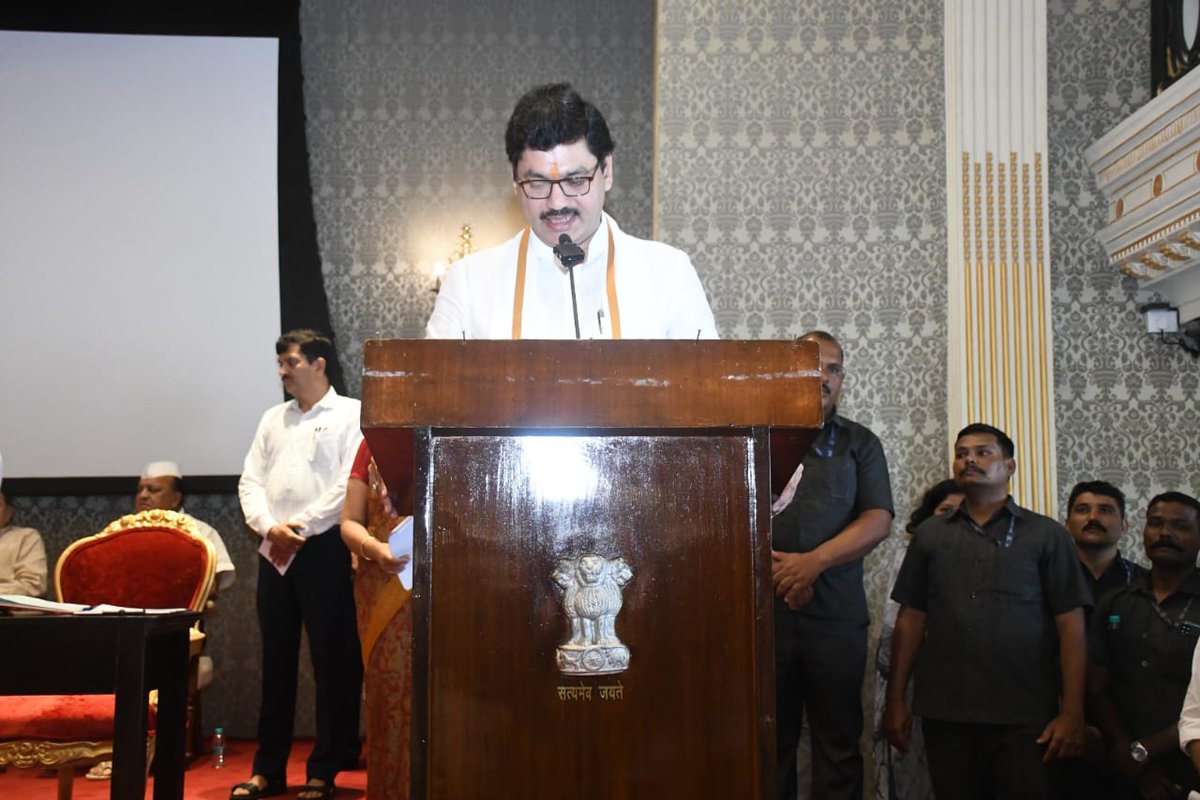 dhananjay_munde's tweet image. आज राजभवन मुंबई येथे राज्याचे मुख्यमंत्री @mieknathshinde साहेब, उपमुख्यमंत्री @Dev_Fadnavis साहेब, नवनियुक्त उपमुख्यमंत्री @AjitPawarSpeaks दादांच्या नेतृत्वात राज्य मंत्रिमंडळाच्या कॅबिनेट मंत्री पदाची शपथ घेतली. आगामी काळात राज्यातील जनतेच्या हितार्थ अधिक जोमाने काम करू...