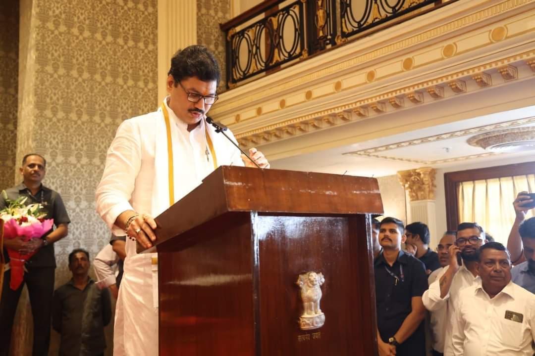 dhananjay_munde's tweet image. आज राजभवन मुंबई येथे राज्याचे मुख्यमंत्री @mieknathshinde साहेब, उपमुख्यमंत्री @Dev_Fadnavis साहेब, नवनियुक्त उपमुख्यमंत्री @AjitPawarSpeaks दादांच्या नेतृत्वात राज्य मंत्रिमंडळाच्या कॅबिनेट मंत्री पदाची शपथ घेतली. आगामी काळात राज्यातील जनतेच्या हितार्थ अधिक जोमाने काम करू...