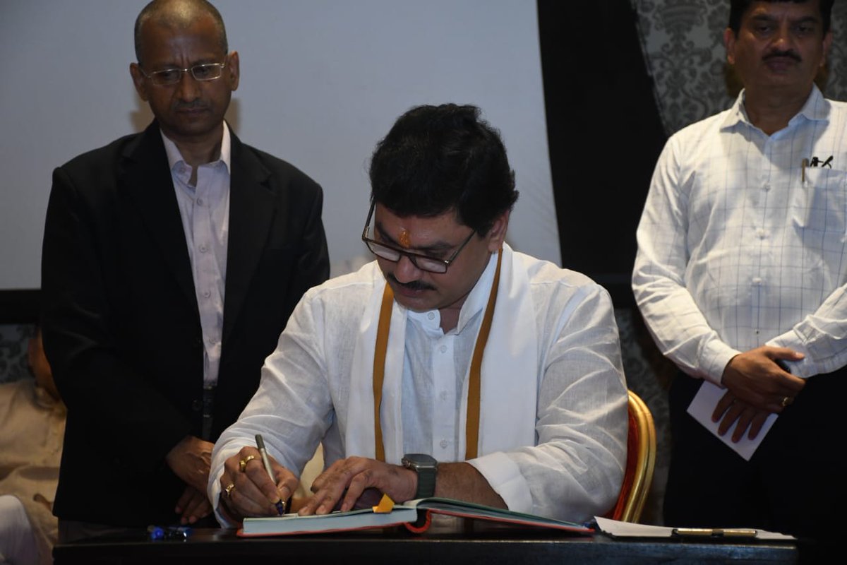 dhananjay_munde's tweet image. आज राजभवन मुंबई येथे राज्याचे मुख्यमंत्री @mieknathshinde साहेब, उपमुख्यमंत्री @Dev_Fadnavis साहेब, नवनियुक्त उपमुख्यमंत्री @AjitPawarSpeaks दादांच्या नेतृत्वात राज्य मंत्रिमंडळाच्या कॅबिनेट मंत्री पदाची शपथ घेतली. आगामी काळात राज्यातील जनतेच्या हितार्थ अधिक जोमाने काम करू...