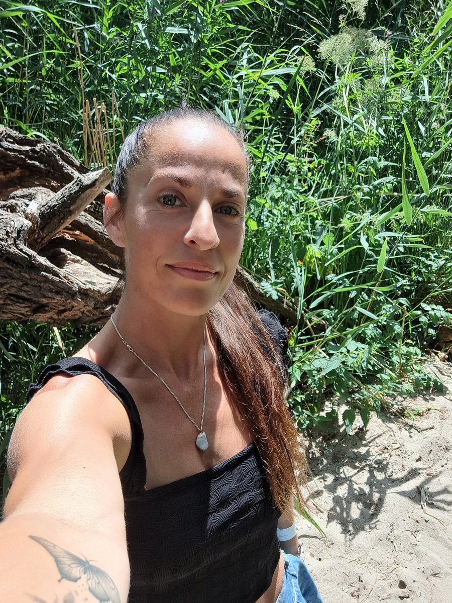 RosalieKollee's tweet photo. From loud beats, grounding.
To water and wind sounds and some sun, reloading.
It's all about balance.
#lifeisgood #relax #natureisperfect https://t.co/frTGsRO1xv