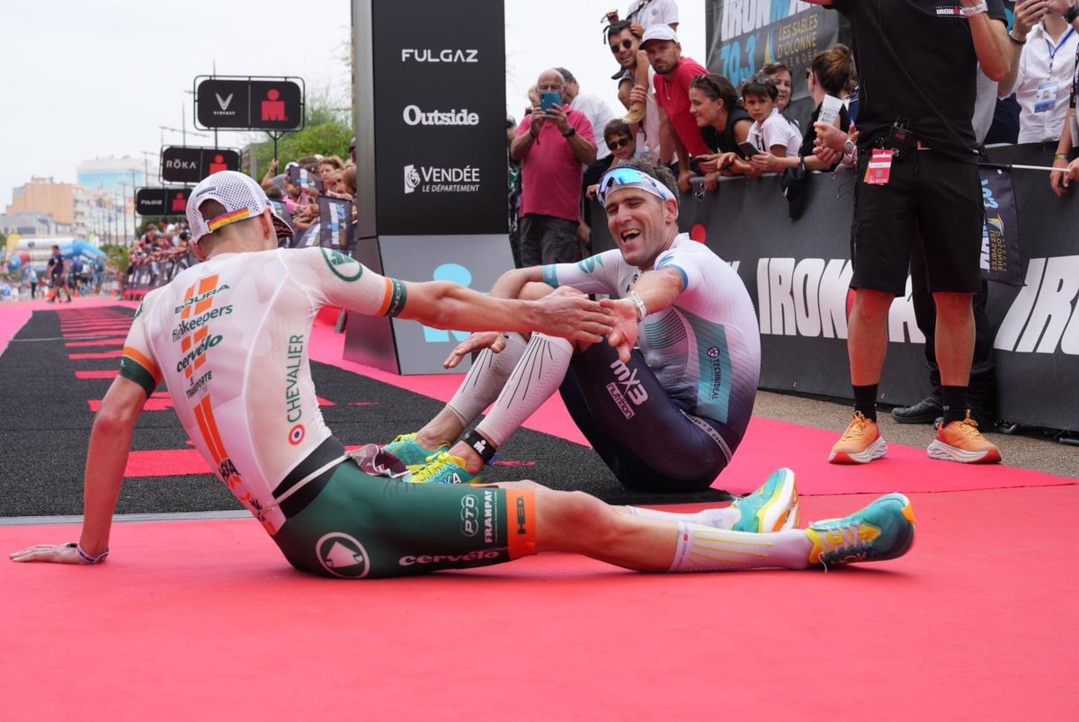 YannickMOREAU's tweet photo. EXTRA-ORDI-NAIRE ! 
TRIPLÉ 🇫🇷 chez les hommes et DOUBLÉ 🇫🇷 chez les femmes pour cette 5ème édition de l’IronMan #Sablais ! 
Léon Chevalier se hisse sur la première marche du podium en 3h46min complété par Arnaud Guilloux et Pierre Le Corre, du #LesSablesVendeeTriathlon
Et chez les femmes, c’est Charlène Clavel en 4h23min qui devance Émilie Morier et Lisa Gerb 
Le triathlon français brille de mille feux à @VilleDesSables et le @LsvtClub signe une performance de très très haut niveau à un an des @jeuxolympiques de @paris2024 !
Bravo ! 🎉