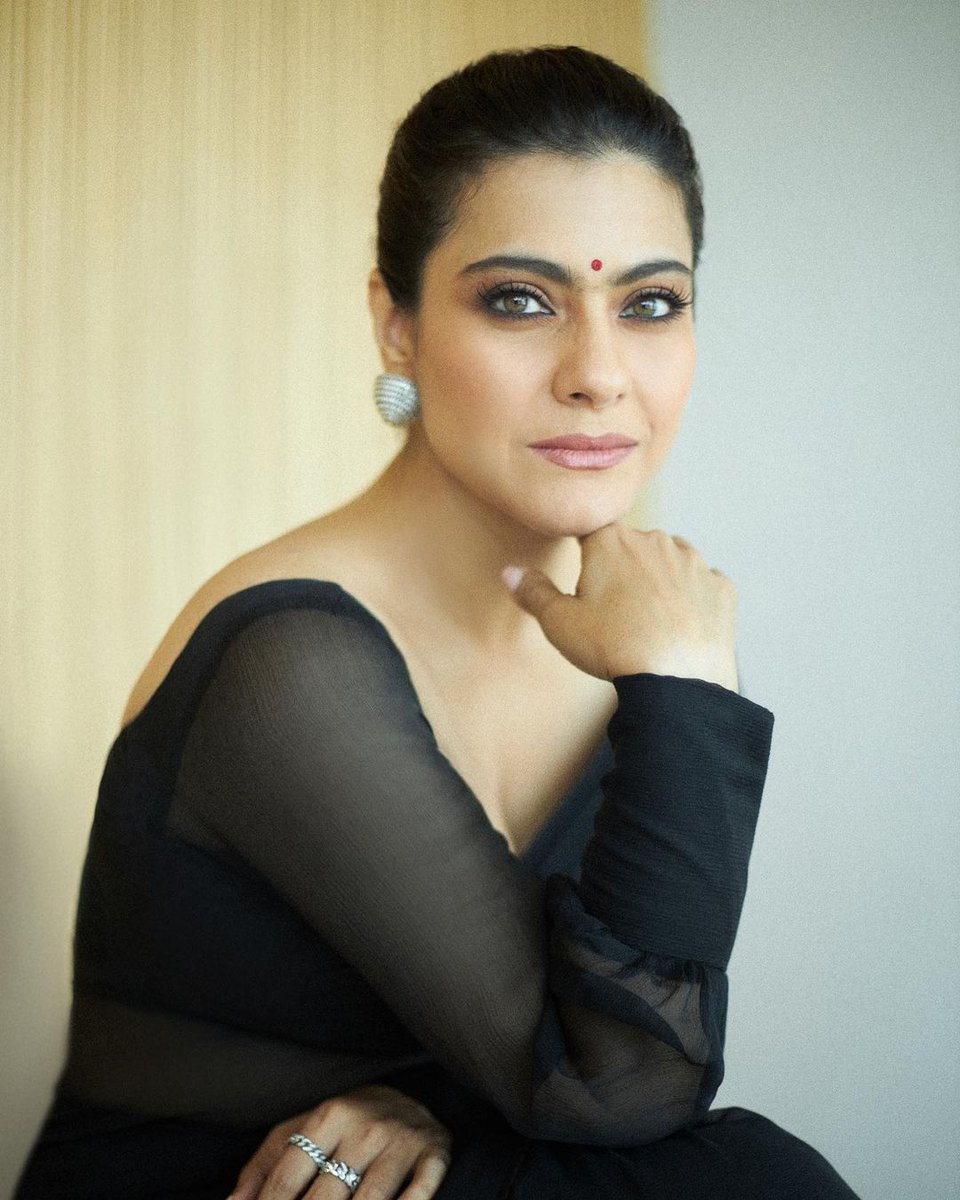 The gorgeous and elegant Diva around the corner 🖤
@kajol

#etimes #Bollywood #EntertainmentNews #bollywoodcelebrities #kajol