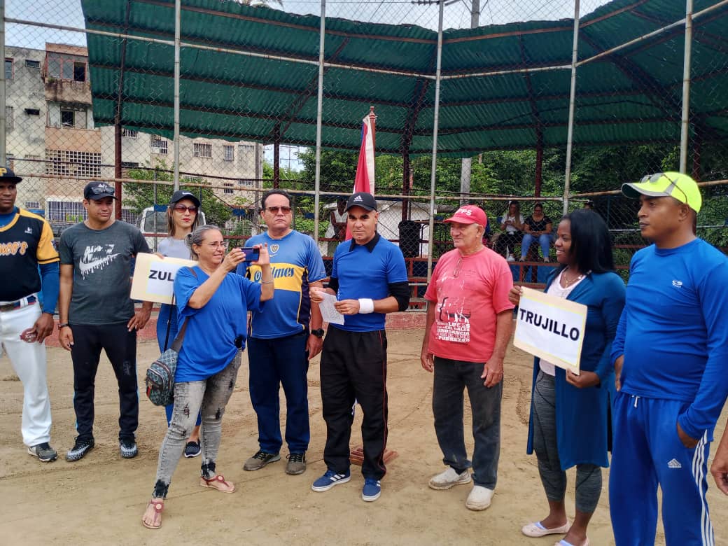 #cuba
#CubaPorLaVida 
#70Moncada 
#ConTodosLaVictoria 
En el día de hoy se celebra el juego de sofbol en el Estado trujillo donde se verán las caras el equipo de los mambises de Zulia contra los Guerreros de Trujillo.