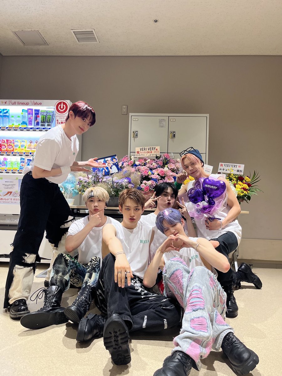 by_verivery's tweet photo. [#베리베리]

 우리 베러들 오늘 공연 너무 즐겁고 행복했습니다아아💜🤍 오랜만에 들은 베러들의 함성 너무 즐거웠어요😍👍사랑해요 다시 만나는 그 날까지 건강해요!! https://t.co/6jTuk60Spf