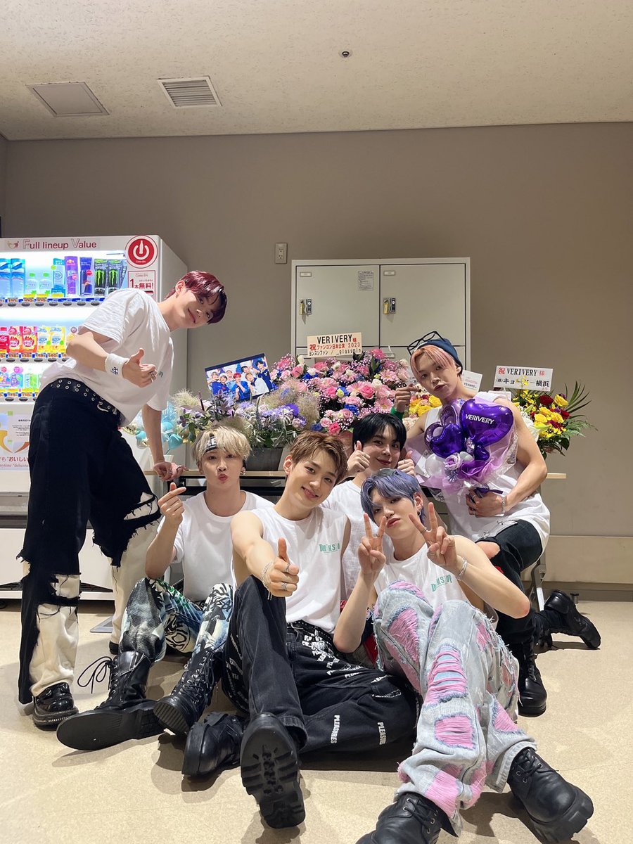 [#베리베리]

 우리 베러들 오늘 공연 너무 즐겁고 행복했습니다아아💜🤍 오랜만에 들은 베러들의 함성 너무 즐거웠어요😍👍사랑해요 다시 만나는 그 날까지 건강해요!!