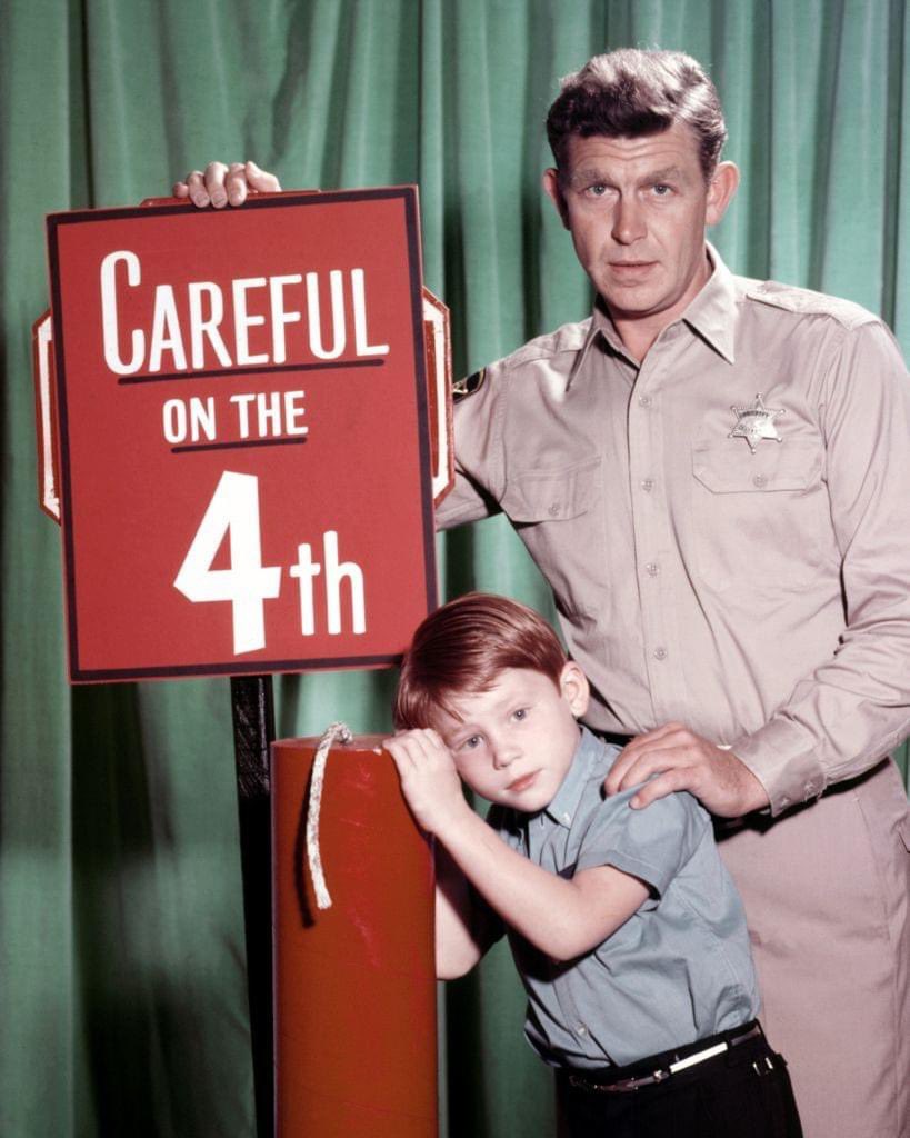 teresamankin's tweet photo. Be kind to pets and vets. Knock it off with the amateur fireworks. https://t.co/7VDHuNi3Bo
