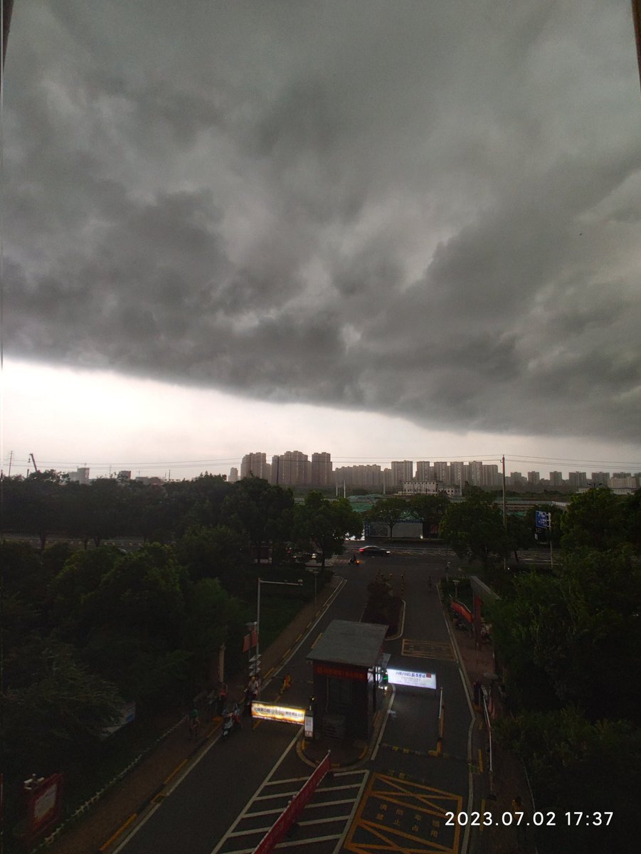 乌云压城，暴风雨已经来了……