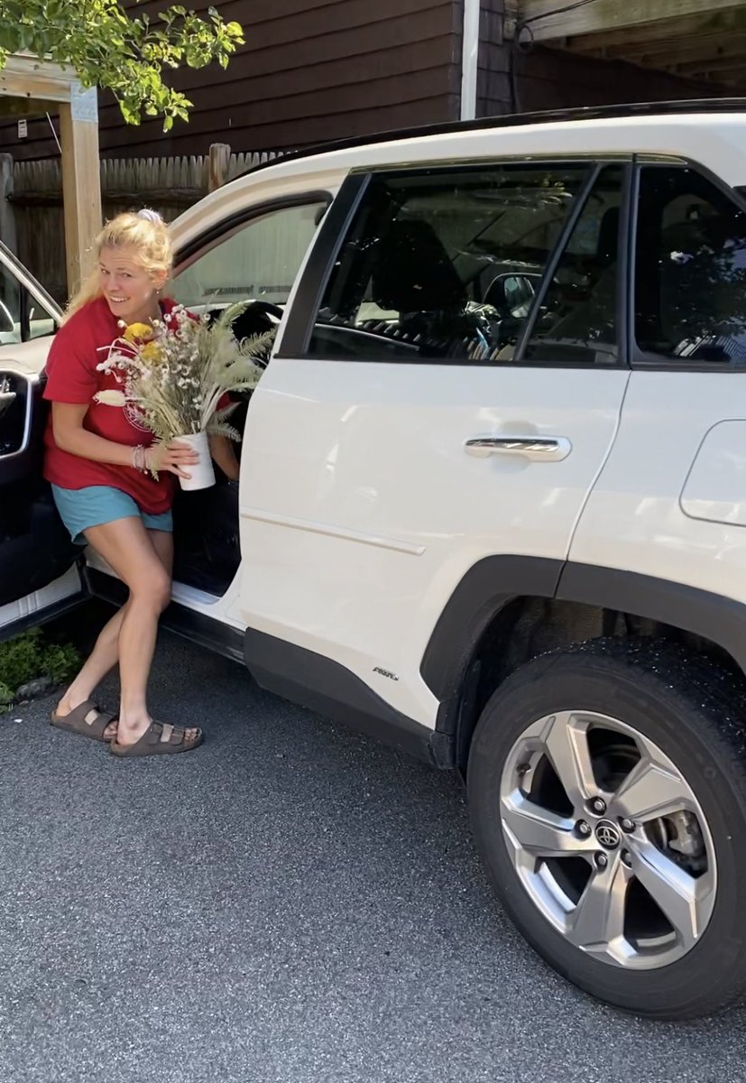 The “hey honey…I know we’re moving and the car is PACKED but let me just sneak in a vase of flowers real quick” face 😂💁🏼‍♀️ Thanks @Toyota for helping us get all the important things to our new house! #ToyotaPartner #LetsGoPlaces