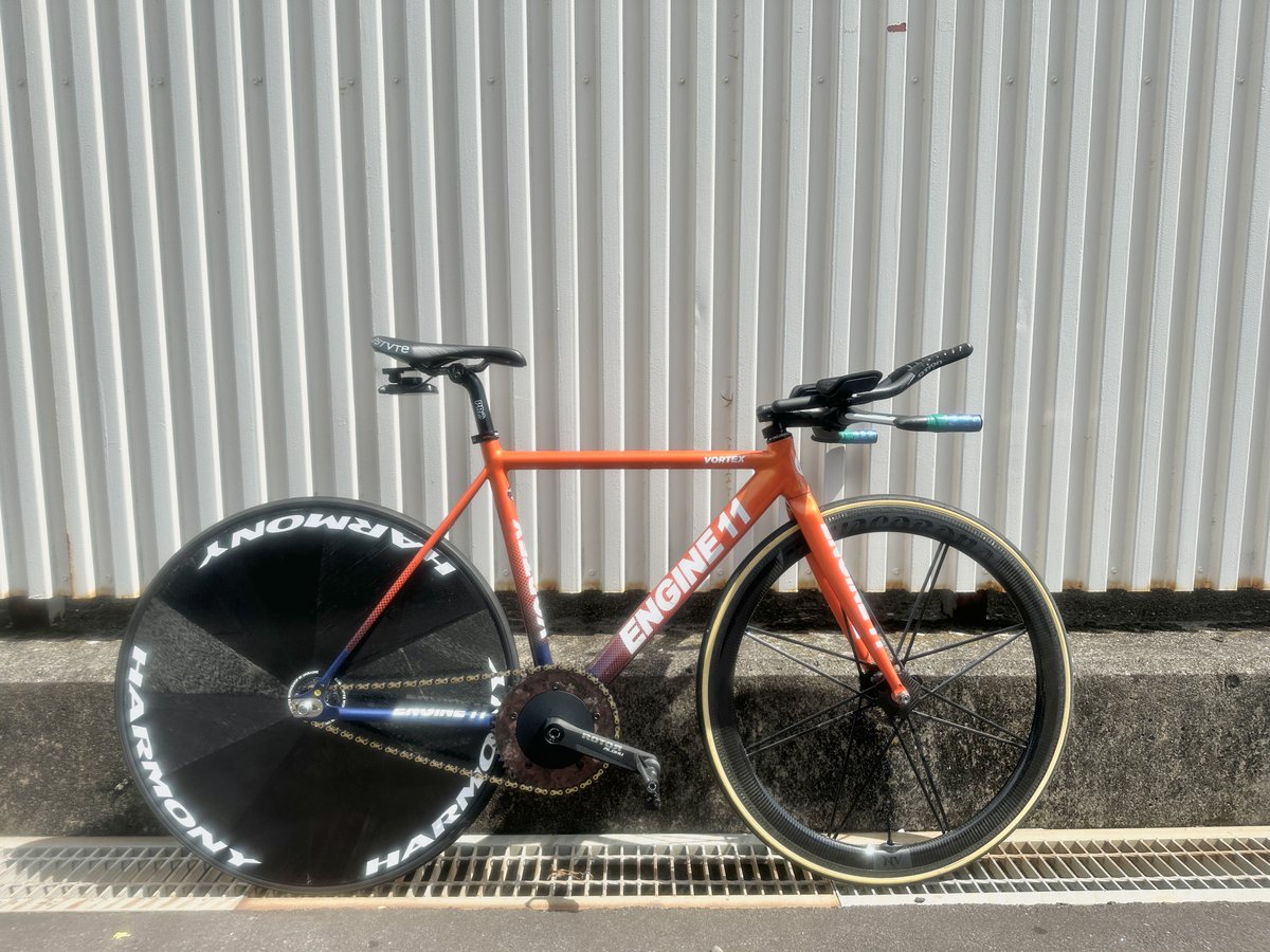 douseri_uparupa's tweet photo. #ピストバイク
#ENGINE11 Voltex
#SHIMANO PRO MISSILE
#ASTVTE SEA Light
#ROTOR Aldhu Track+#Digirit CR
#Favero ASSIOMA Duo
#和泉チエン IZUMI V
#Novacorona carbon wheel(front)
#HARMONY carbon disc wheel(rear)
Ver.1kmTT https://t.co/OcbR56ANix