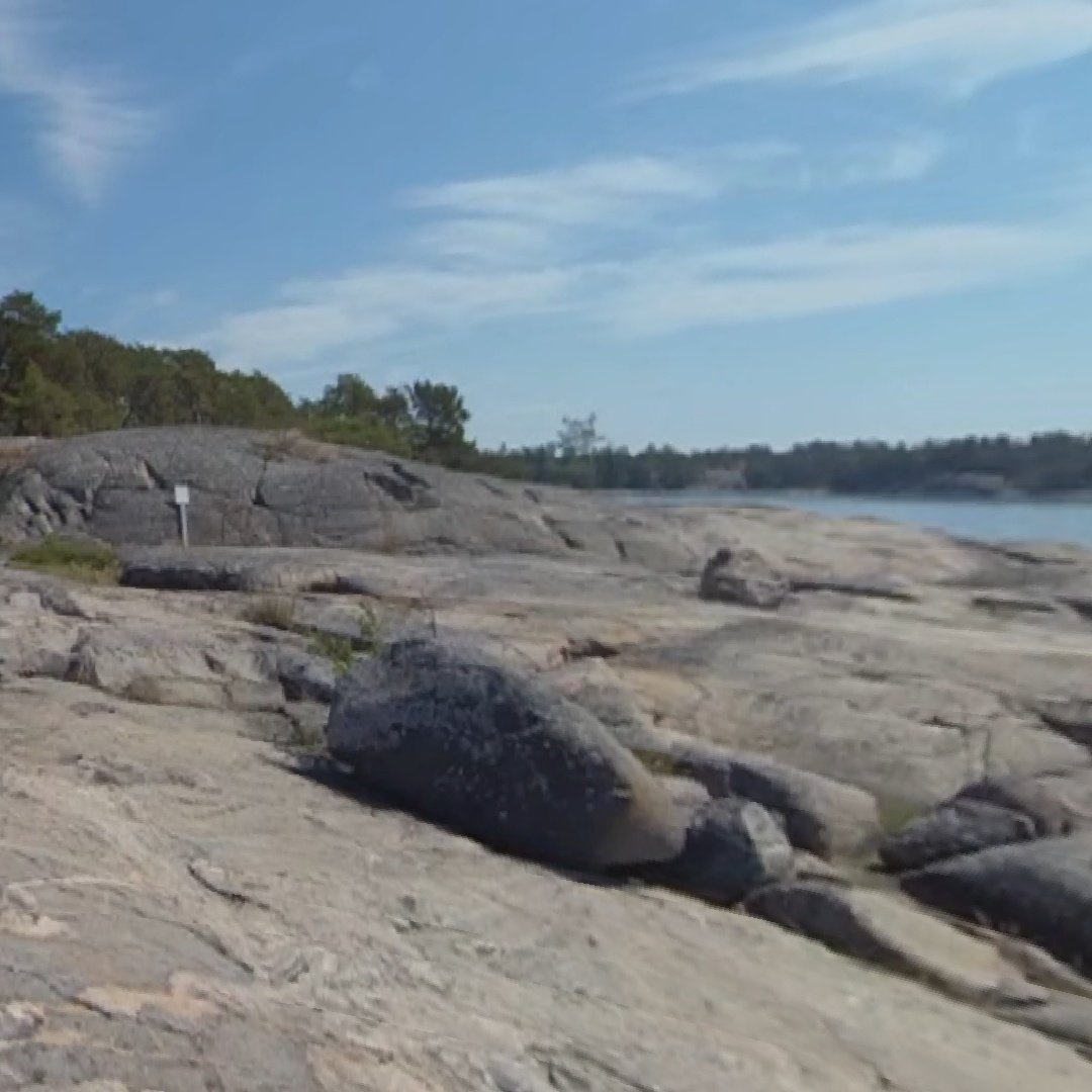 🌊 Nyt täytyy päästä saaristoon! Nopein reitti lienee klikkaus tästä: digimuseo.fi/nayttelyt/matk…

<a href="/jnurmisensaatio/">John Nurmisen Säätiö</a>'n Matka meren maahan -virtuaalinäyttely vie sinut elämysmatkalle Saaristomerelle.

😎 Tämä kannattaa kokeilla VR-laseilla!
🇫🇮🇸🇪🇬🇧 Elämys on tarjolla kolmella kielellä.