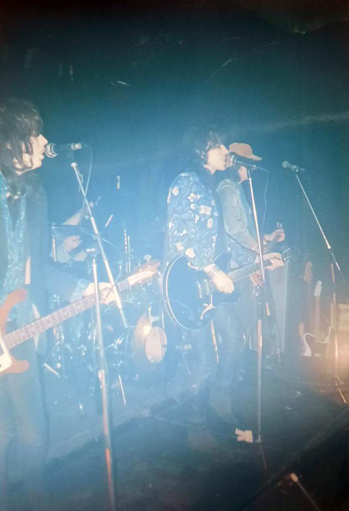 Wandering around the Lake Fells this morning we were remembering old gigs, then when I got home I found an old picture of Dave Kusworth and The Bounty Hunters which took me right back. The Camden Falcon, 18th February 1989. @DaveKusworth