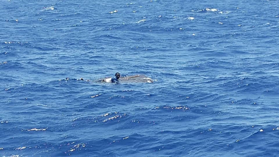 Sarita_Libre's tweet photo. Questo è un mio amico.

In mezzo al mar Mediterraneo.
Il gommone era affondato ore prima. 100 persone, comprese donne e bambini, sono finite in acqua.

Gli italiani lo hanno abbandonato così per aspettare i libici.
Come oggi. Abbandonato dall' #ambasciataAntitaliana https://t.co/qK80nzZckg