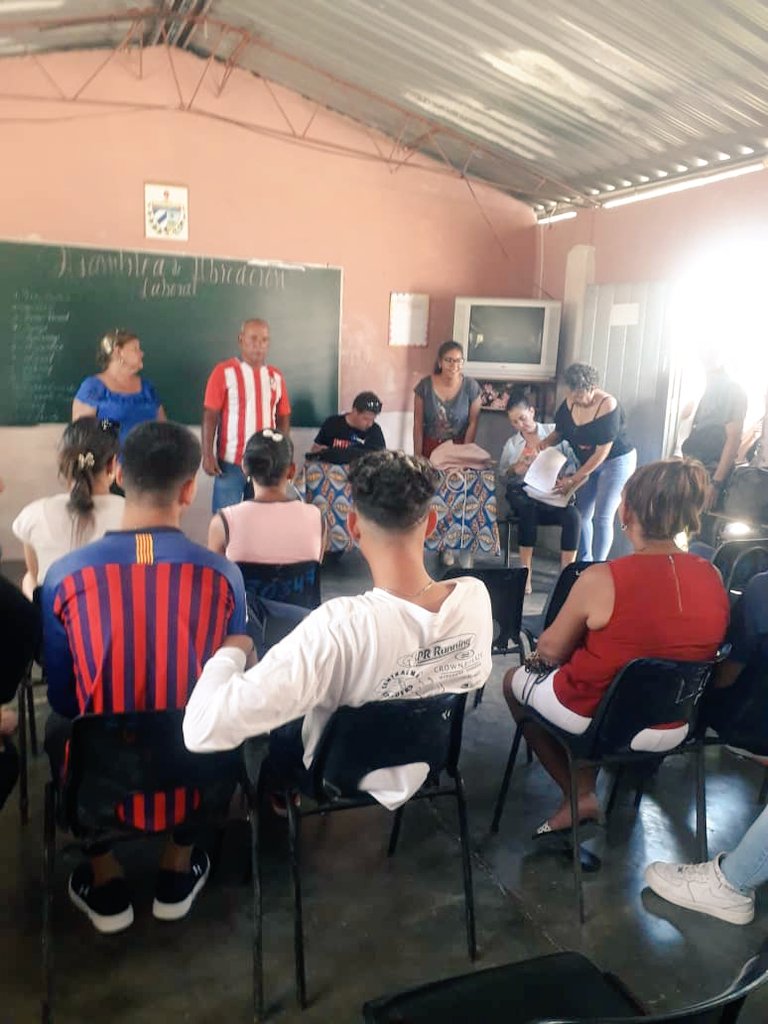 cp_fonseca's tweet photo. #Cuba #cpcarlosfonsecaamador #ETPCienfuegos Se realiza el proceso de inserción laboral de los técnicos medios en las diferentes especialidades, que ya se gradúan y pasarán al mundo laboral a demostrar lo que aprendieron en los tres años de preparación. Felicidades a todas y todos https://t.co/RYHYocI8fw