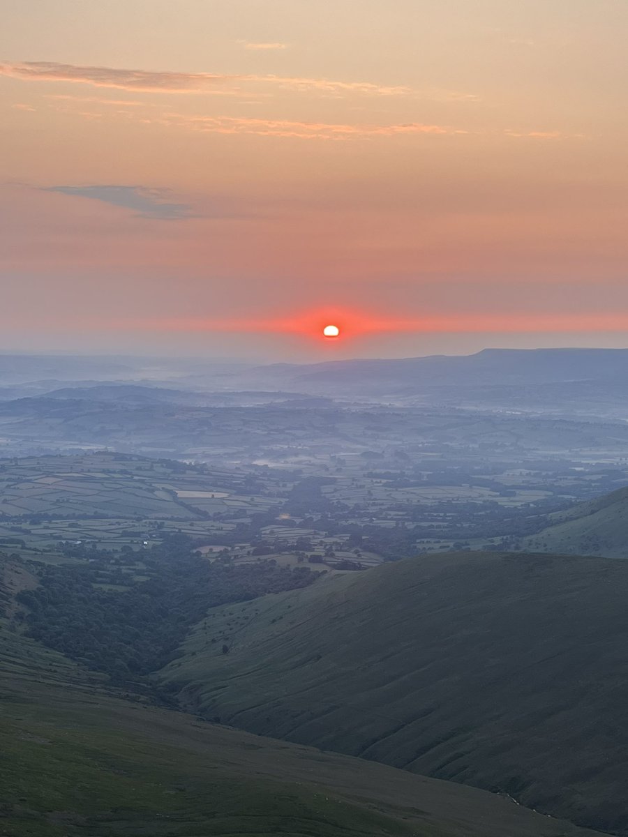 andyroper's tweet photo. A few weeks back.
Pen y Fan sunrise.
Decent.
#wales #andyr #noc https://t.co/tkqA3NyDPA