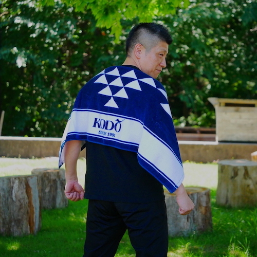 KodoHeartbeatEn's tweet photo. New at Kodo Online Store 🥁
This sports towel features the signature triangle pattern from the hanten—traditional Japanese coat—that Kodo wears on stage. We hope you’ll feel like part of Team Kodo when you drape it around your shoulders.
https://t.co/uBUSwLNsLh
#taiko #teamkodo https://t.co/KaKfCTgSjB