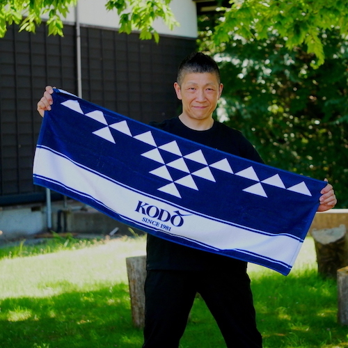 KodoHeartbeatEn's tweet photo. New at Kodo Online Store 🥁
This sports towel features the signature triangle pattern from the hanten—traditional Japanese coat—that Kodo wears on stage. We hope you’ll feel like part of Team Kodo when you drape it around your shoulders.
https://t.co/uBUSwLNsLh
#taiko #teamkodo https://t.co/KaKfCTgSjB