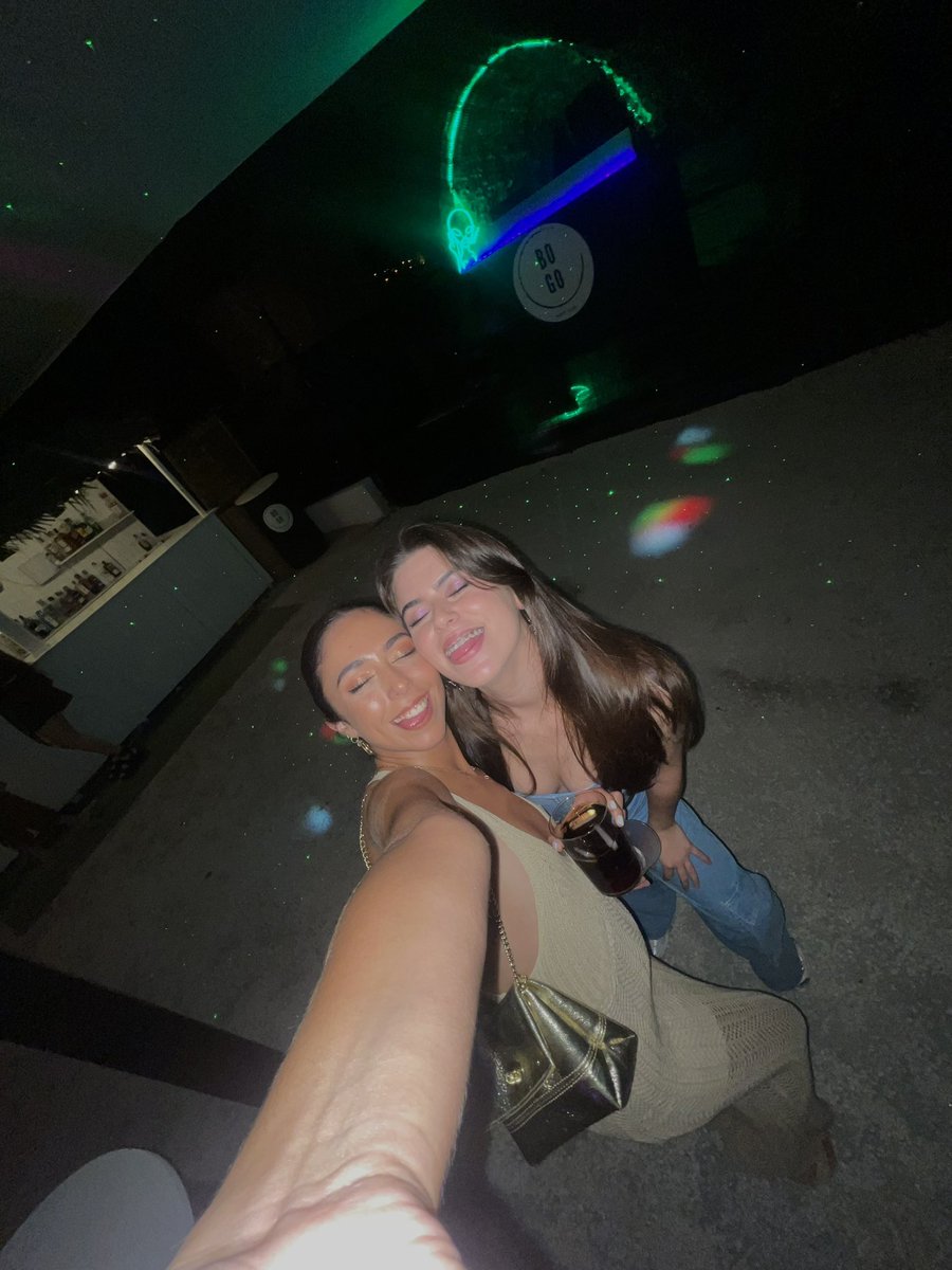 anoche parece que no abrí los ojos pero qué bien lo pasé <3