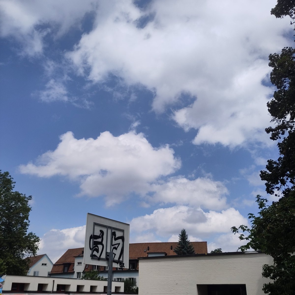 schreibgarten's tweet photo. @MrClicko Nach einmal drüber schlafen finde ich den Ausdruck 'Häufigkeitslimit überschritten' schon nur noch halb so wild. Bin ich nun schon ein Bot oder einfach nur android? #deutsch #mindthebots #selfiesinday 🤔 @NeinQuarterly #Unfrage #TwitterLimits #Clouds 🏓🎈🦩 https://t.co/BPpaC2jKrk