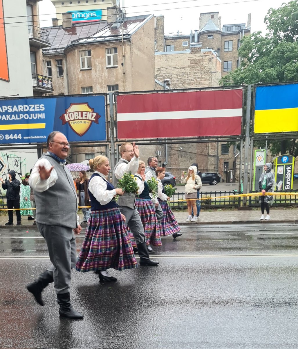Nr. 1 Daugavpils vatņiks pirmajās rindās tautastērpā. P r e t ī g i no sirds.