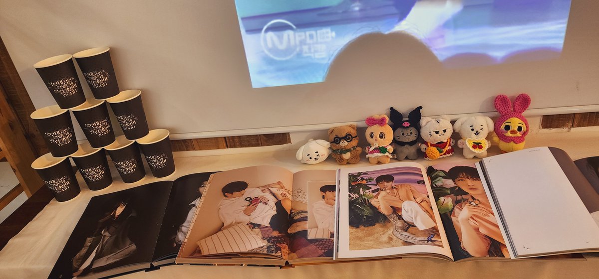 hwi_mi's tweet photo. 주호 생카 투어 두번째 #카페날웃게해 @ngd960704
마감 직전에 가서 조용히 둘러보고 옴. 우유를 못먹어서 아인슈페너 못 시킨게 아쉽.. 눈 닿는 곳마다 주호가 가득해서 즐거웠음! 글구 제발 마카롱 좀 덜 귀엽게 만들어주세요 이걸 어케먹어요 ㅠ 
주호야 생일축하해 ❤️
#여름을얼리는쭈대공이다냥 https://t.co/V3WV5XJLFQ