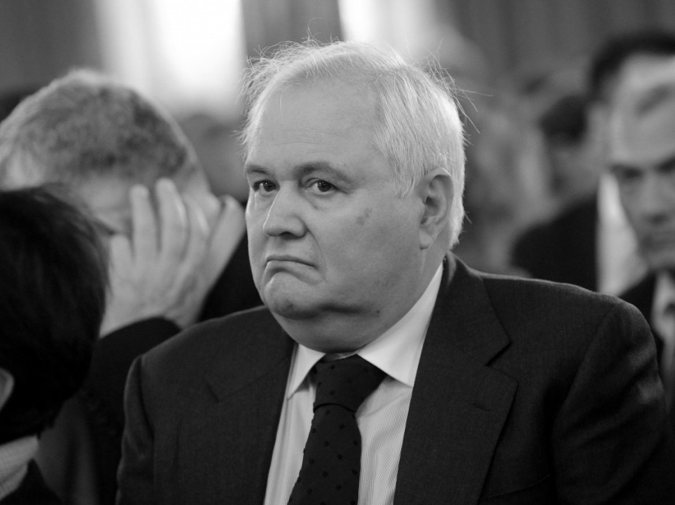 Посљедњи поздрав другу Милану Милутиновићу. Часно и одговорно је служио држави, како у вријеме СФРЈ, тако и на челу Србије, али и као високи функционер СПС-а. Остаће упамћен као велика политичка личност и предсједник у најтежим временима.

Вјечна му слава.