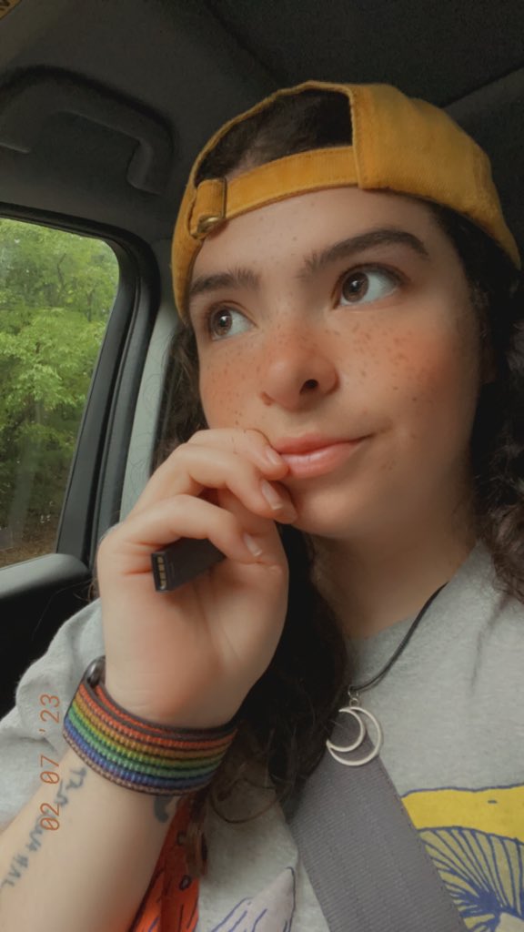 smallestslxt's tweet photo. yeah i look cute inna hat so what? https://t.co/aO5ak2sfUa