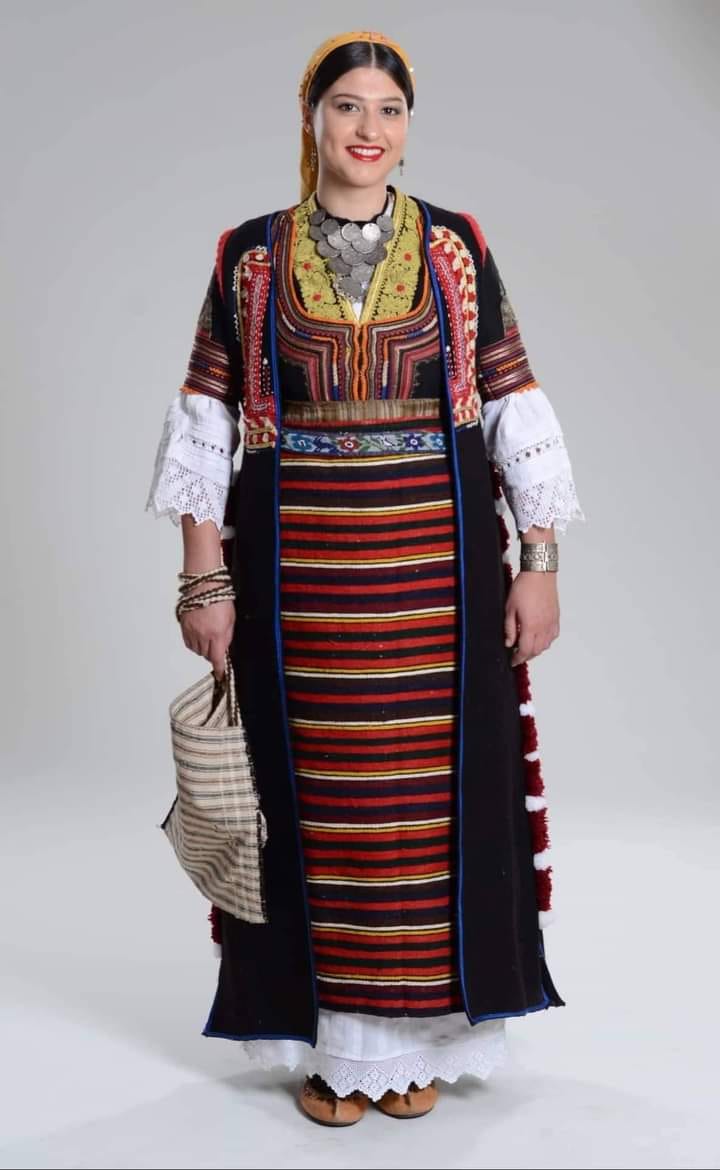 MihailNikoloff's tweet photo. Bulgarian tradicional costume from Bosilegrad area (soutestern Serbia) 🇧🇬 Българска носия от Босилеградско 🥀#bosilegrad #босилеград #bulgarians #bugari #balkan #traditional #clothes #nosija #bg #bulgariantown https://t.co/YyaJXXYLAf