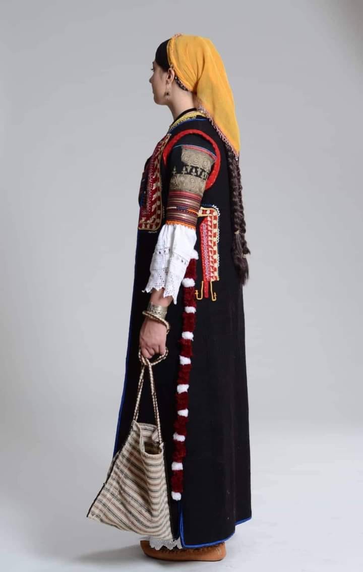 MihailNikoloff's tweet photo. Bulgarian tradicional costume from Bosilegrad area (soutestern Serbia) 🇧🇬 Българска носия от Босилеградско 🥀#bosilegrad #босилеград #bulgarians #bugari #balkan #traditional #clothes #nosija #bg #bulgariantown https://t.co/YyaJXXYLAf