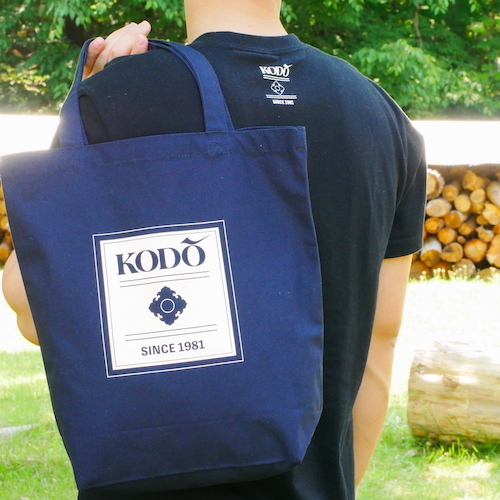 KodoHeartbeatEn's tweet photo. New at Kodo Online Store 🥁
Made to match the design on the back of our latest t-shirt, this tote bag features a kan, or taiko handle, motif. It’s a very handy size that you can carry on your shoulder.
https://t.co/1ZaWgMYsKF
#taiko #teamkodo https://t.co/lpHMO0FYuG
