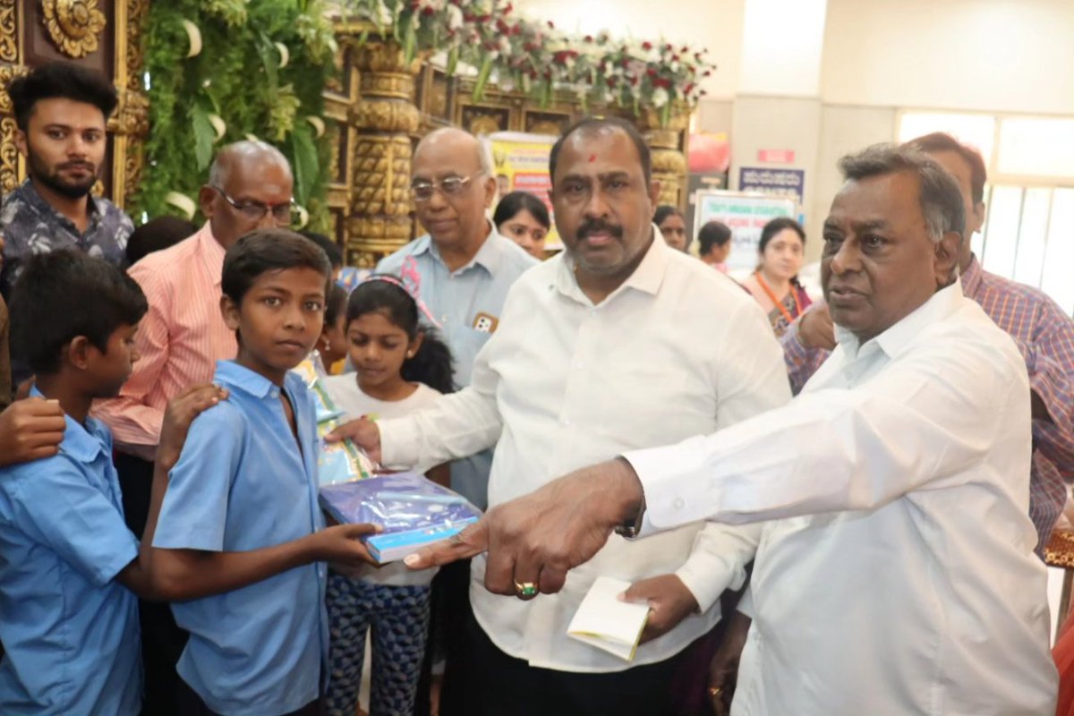 msrbommanahalli's tweet photo. ಅರೆಕೆರೆ ಶಾಂತಿನಿಕೇತನ ಲೇಔಟ್ ನಲ್ಲಿರುವ ಸಾಯಿ ಸೇವಾ ರಕ್ಷಾ ಫೌಂಡೇಷನ್ ವತಿಯಿಂದ ಇಂದು ಸರ್ಕಾರಿ ಶಾಲಾ ವಿದ್ಯಾರ್ಥಿಗಳಿಗೆ ನೋಟ್ ಪುಸ್ತಕಗಳು ಮತ್ತು ಲೇಖನಿ ಸಾಮಾಗ್ರಿಗಳು ಶಾಲಸಮವಸ್ತ್ರಗಳನ್ನು ,ವಿತರಿಸಲಾಯಿತು.

#MLA #Bommanahalli #SatishReddy #Arakere https://t.co/gZlBAvvP1b