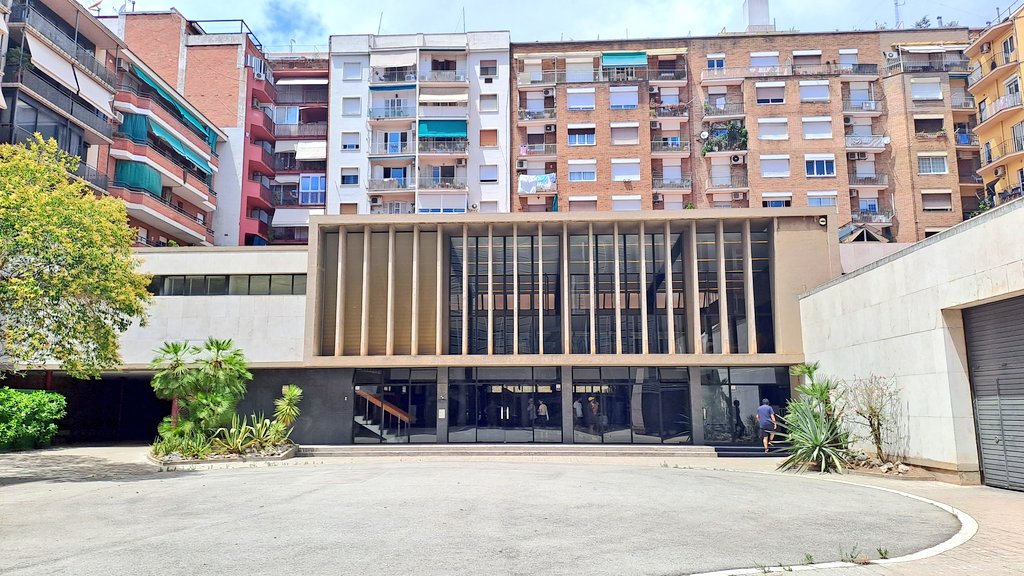 historiesdebcn's tweet photo. Vinc a recordar-vos que avui és l'últim dia per visitar l'exposició #LíniesDures del @COACatalunya.

Imprescindible si us interessa la història de l'arquitectura i l'urbanisme de Barcelona. A  l'antiga l'editorial Gustavo Gili 😍 https://t.co/zqftWa3px1