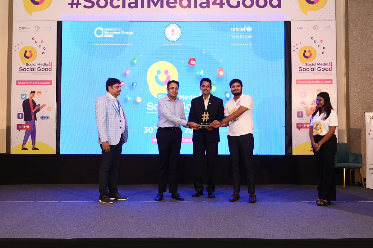 BeClubGGV's tweet photo. Falicitation of Rahul Raj Tiwari and Anyrose Todar, behaviour club Gurughasidas University bilaspur by Unicef and DPR chhattisgarh. Congratulations for her bright future. 
#SocialMedia4Good @unicefindia @abhisheksinghDP @chakrawalalok @ggv_smc https://t.co/uR6bUGiG2W