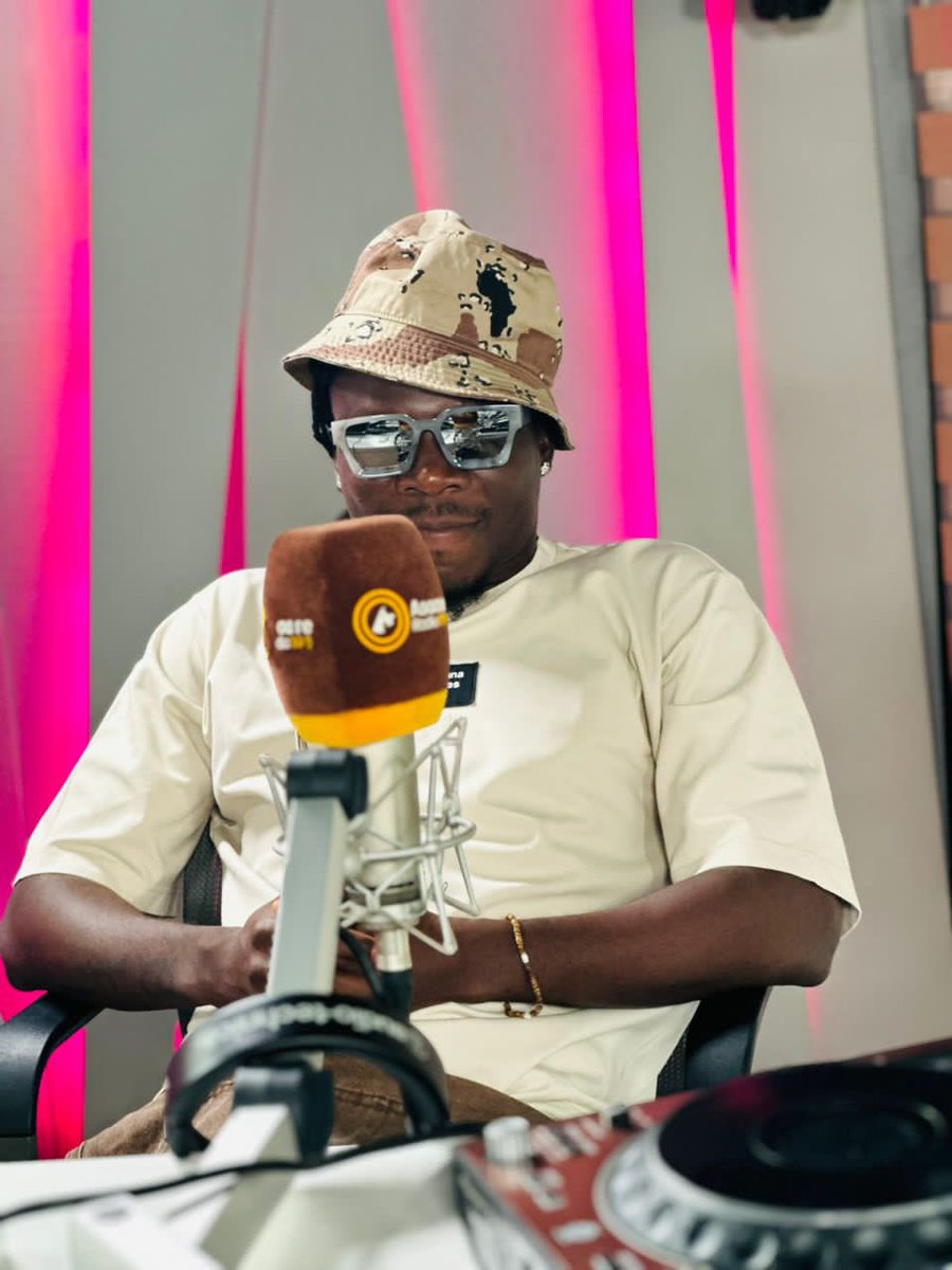 asaaseradio995's tweet photo. 1Gad @stonebwoy is live on #YaadSettingz💃🏽🔥

Join the conversation.

#Asaase321 https://t.co/LQBzXJJOP3