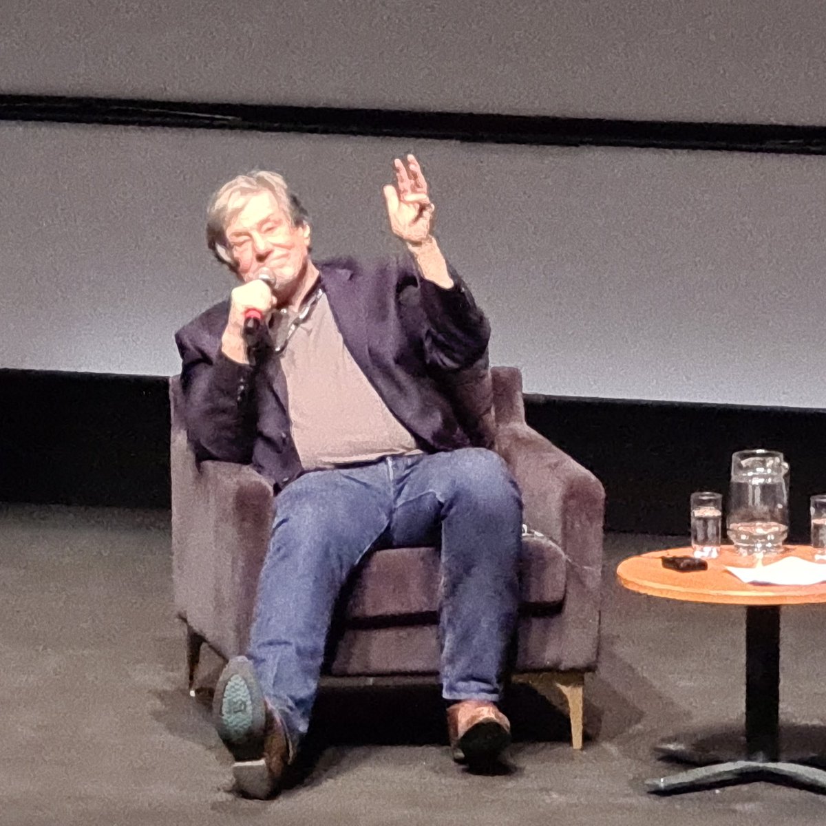 Epixod_Le_Blog's tweet photo. #AConversationWithJohnMcTiernan modérée par #RafaelWolf, #journaliste à la RTS, ça ne se refuse pas! Le réalisateur de #Predator, #PiegeDeCristal &amp; #UneJournéeEnEnfer nous a partagé ses expériences riches en #cinema. #NIFFFExtended #FocusMcTiernan #JohnMcTiernan #NIFFF2023 @nifff https://t.co/ab0zAAQzzQ