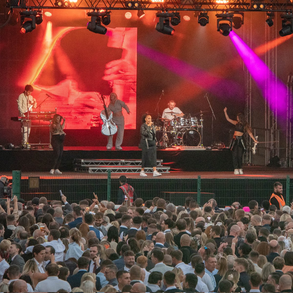 Thanks to everyone that joined us yesterday 🎵

There's 𝗻𝗼 𝗽𝗹𝗮𝗰𝗲 we'd rather be 😍

📸 <a href="/nigekirby/">Nigel Kirby Photography</a>

#DoncasterRaces | #LARCB