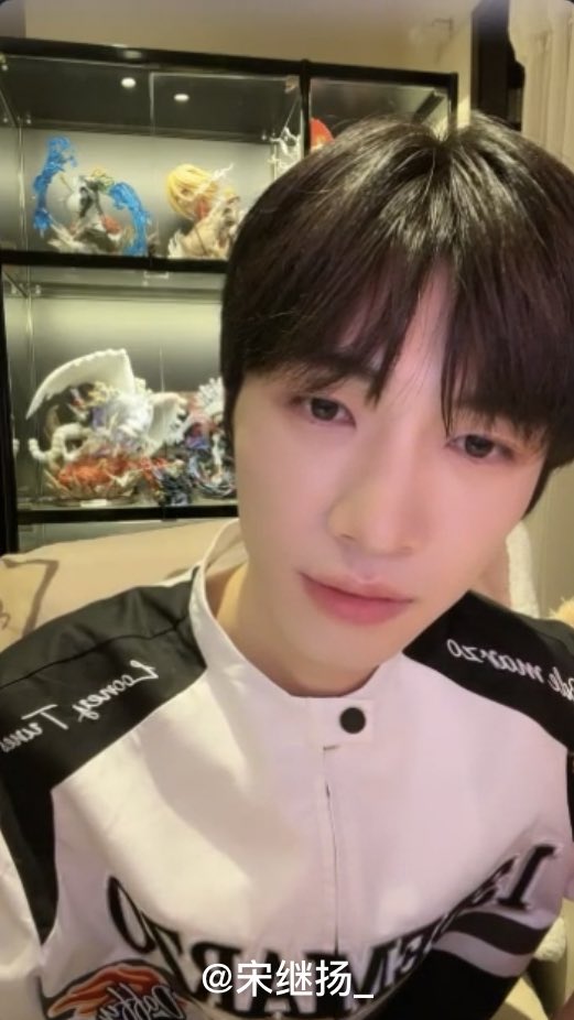 songjin_yang's tweet photo. 요즘 유행인 스포츠웨어 머 그런건가??☺️ 하면서 보는데 어깨에 뭔 곰돌이가 나 쳐다보네 https://t.co/8h16uS7bQz