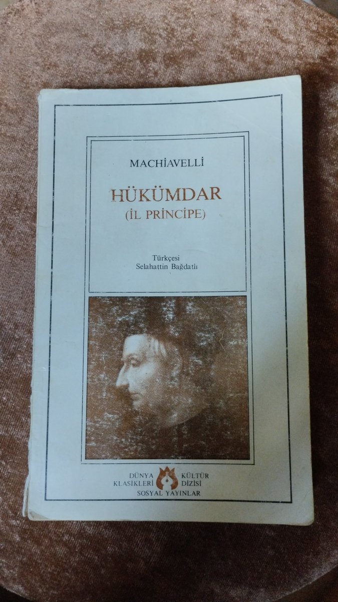 Baş ucundan ayırma, ölmeden önce oku. Sayfalarca not çıkar ve tekrar tekrar oku. Yapması zor, ahlaken çatışmanın zirvede olduğu düşünceler seninle konuşurken doğruluğunu anlamış olman belki de seni sinir edecek. Gerçeklerin acımasız ve ahlaksızlığı insanı ikileme düşürüyor...