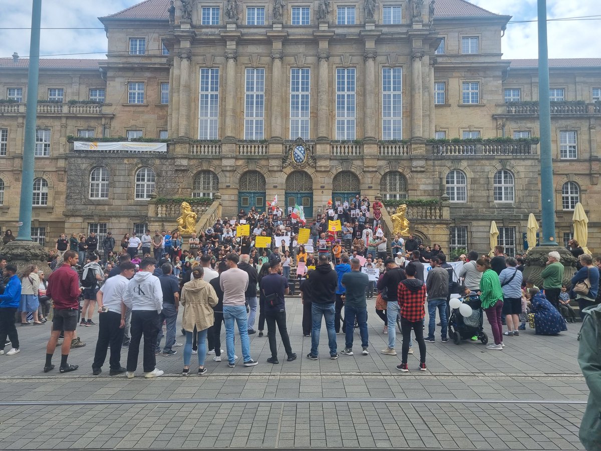 Siyarberxko's tweet photo. Aktuell sind mehrere hundert Menschen zum Rathaus - Kassel gekommen, wo auch die Ausländerbehörde ihren Sitz hat, um gegen die Abschiebung von Muhiddin Fidan zu demonstrieren! https://t.co/xpaeYlCBcc