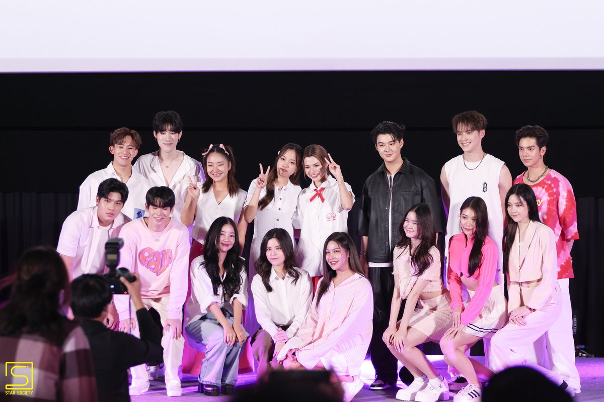 #เซ้นต์ศุภพงษ์ บอสใหญ่ บ้าน #idolfactoryTH นำทีมส่งกำลังใจให้หนังเรื่องแรกในชีวิตของ 'เบคกี้' และที่สำคัญที่ขาดไม่ได้ก็น่าจะเป็นกำลังใจจากพี่สาวคนสนิท ‘ฟรีน สโรชา’ นี่แหละค่า >///<
#Saint_sup #MingEr
#Beckysangels #srchafreen
#LongLiveLovewithBecky